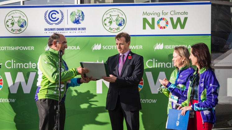 O presidente do grupo Iberdrola, Ignacio Galán, apresenta ao CEO da COP26, Peter Hill.