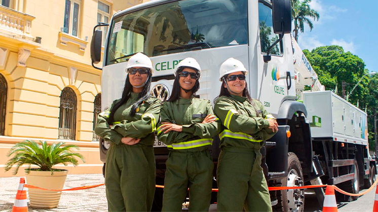 Raquel Oliveira, Natália Coelho y Aline Oliveira estudiaron en la Escuela de Electricistas de Neoenergia.