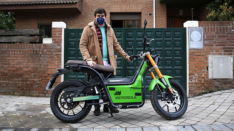 El hijo de la ganadora posa con el premio tras su inscripción en el Club del Accionista