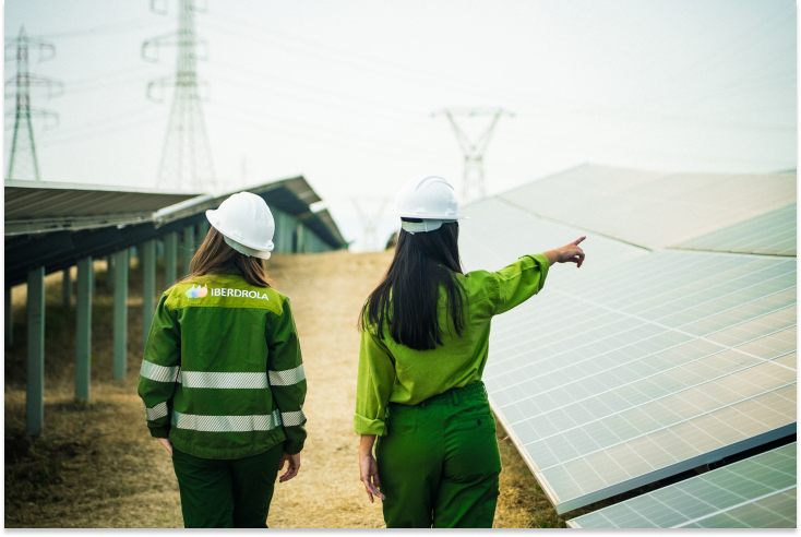 Trabalhadores da Iberdrola em uma usina fotovoltaica