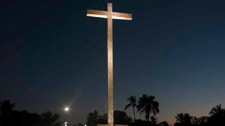 Iluminación de la Cruz de Cabrália, en Santa Cruz de Cabrália (Brasil).