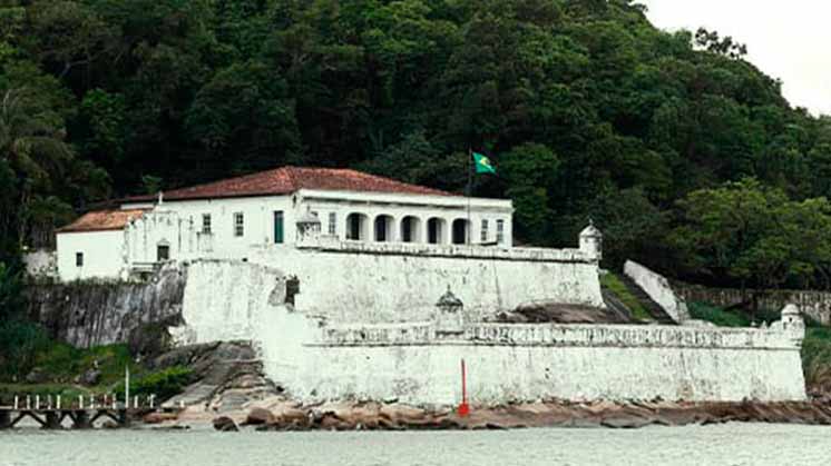 Illumination of the Fortress of Santo Amaro dae Barra Grande, in Guarujá (Brazil).