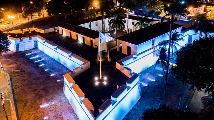 Iluminación del fuerte de São Tiago das Cinco Ponta, en Recife, Brasil.