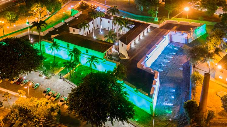 Iluminación exterior del fuerte de São Tiago das Cinco Pontas, en Recife (Brasil).