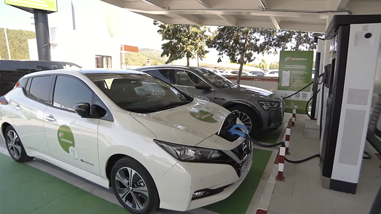 Traveling by electric car: easy, comfortable and cheap.