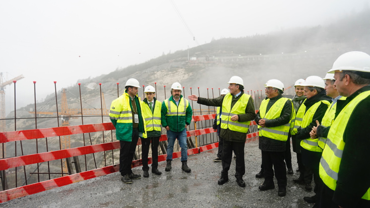 A la visita al complejo asistieron también el ministro de Medio Ambiente y Transición Energética de Portugal, João Pedro Matos Fernandes, y los presidentes de las Cámaras Municipales de Ribeira de Pena, de Vila Pouca de Aguilar, de Chaves y de Cabeceiras de Basto.