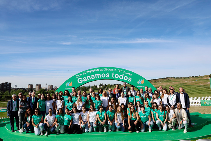 O presidente executivo da Iberdrola, Ignacio Galán, com a campeã mundial de pádel María Silvela.