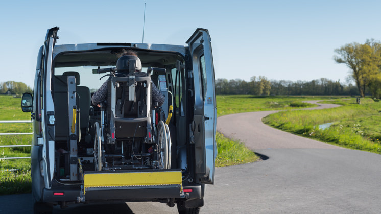 Las rampas o plataformas elevadoras en los vehículos facilitan el acceso y descenso de las personas en silla de ruedas.