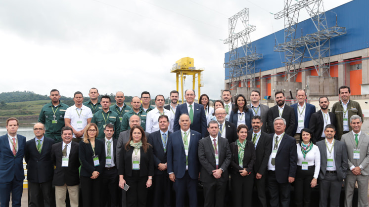 Ignacio Galán with some of the workers of the plant during the opening ceremony.