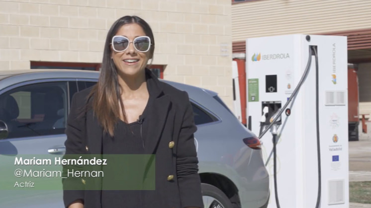 Mariam Hernández goes by electric car to the SEMINCI. 