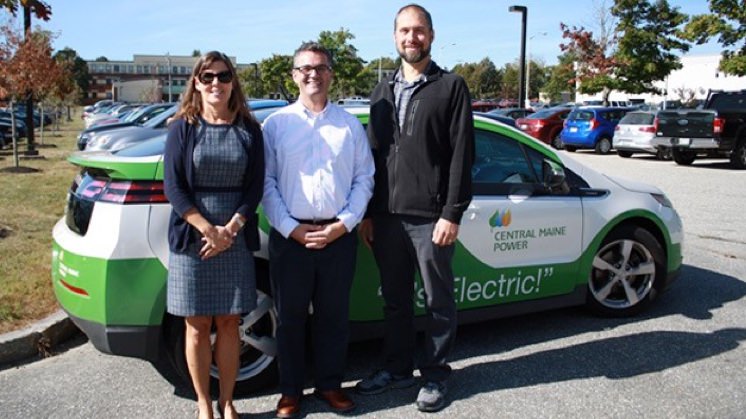 Jennifer Brennan, da organização Greater Portland Council of Governments, Joel Harrington, da Central Maine Power, e Mike Windsor, da biblioteca pública de Scarborough, comemoram os últimos prêmios do programa de subsídios para veículos elétricos da CMP.