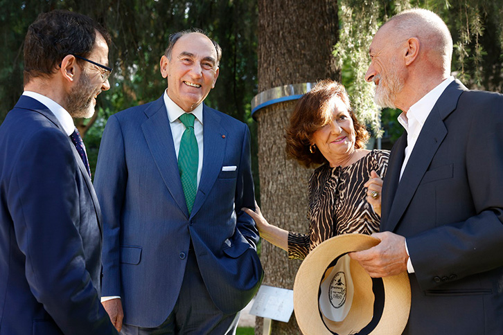 Da esquerda para a direita: Camilo Villarino, chefe da Casa Real, Ignacio Galán, presidente executivo da Iberdrola, Carmen Calvo, presidente do Conselho de Estado e Arturo Pérez-Reverte, ontem na sede do Museu Lázaro Galdiano em Madri, na Espanha. / Foto: Francis Tsang