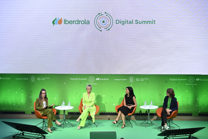 Participantes de uma das mesas redondas da 10ª Cúpula Digital Iberdrola, com o diretor de Transformação Digital da Iberdrola na Espanha e representantes da ONU, Microsoft e Amazon Web Services (AWS).