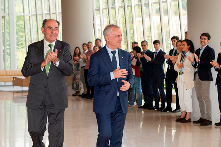 The Torre Iberdrola employees who met the Lehendakari paid tribute to him with a standing ovation.
