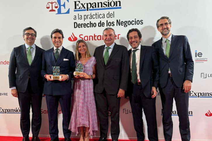 From left to right: Antonio Muñoz-Murillo (Legal Services); David Mesonero (Corporate Development); Rosario Baquero (Legal Services); Justo Garzón (Legal Services); Antonio Morales (Baker McKenzie) and Gonzalo Cerón (Legal Services).