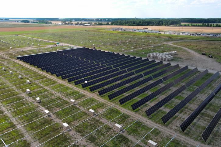 Primeiros painéis solares na usina fotovoltaica de Powell Creek, em Ohio, EUA.