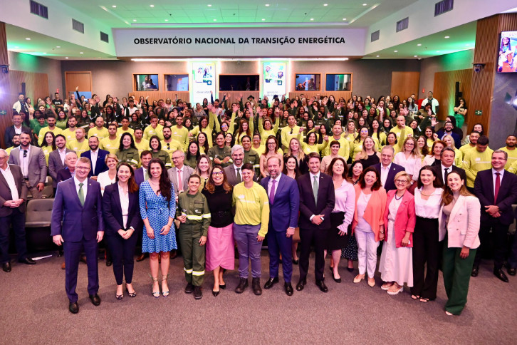 O ministro de Minas e Energia do Brasil, Alexandre Silveira; a primeira-dama da República, Janja Lula da Silva; e o presidente da Neoenergia, Eduardo Capelastegui, participaram do evento de comemoração.