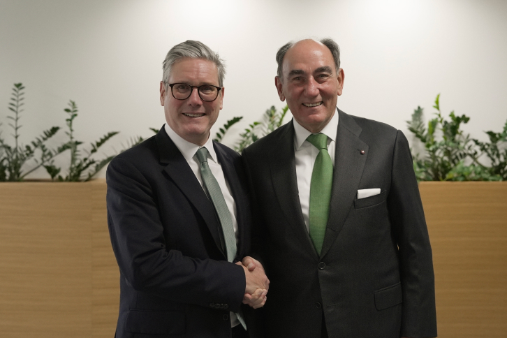 Ignacio Galán, Executive Chairman of Iberdrola, next to the British Prime Minister, Keir Starmer, at the International Investment Summit.