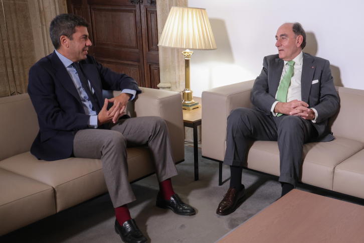 Carlos Mazón, the president of the Generalitat Valenciana, thanks Iberdrola employees for their work to help those affected by the floods.