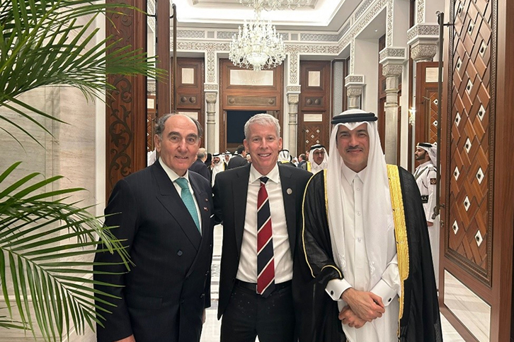 Ignacio Galán, presidente executivo do Grupo Iberdrola, ao lado do secretário do Departamento de Energia dos Estados Unidos, Chris Wright, e do ministro do Comércio Exterior do Estado do Catar, Ahmad Mohammed Al Sayed
