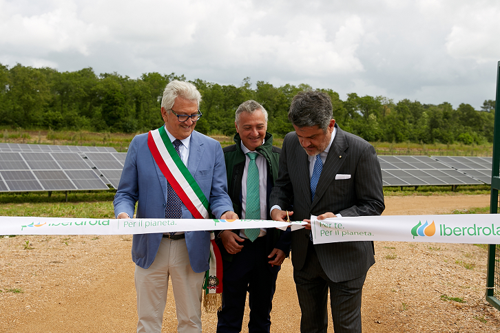 De izquierda a derecha: Enrico Leoni, alcalde de Tarquinia; Valerio Faccenda, Country Manager de Iberdrola Italia; Miguel Fernández-Palacios, embajador de España en Italia, en el acto de inauguración de la planta.