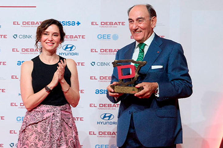 El presidente de Iberdrola, Ignacio Galán, recibió el premio de manos de la presidenta de la Comunidad de Madrid, Isabel Díaz Ayuso.