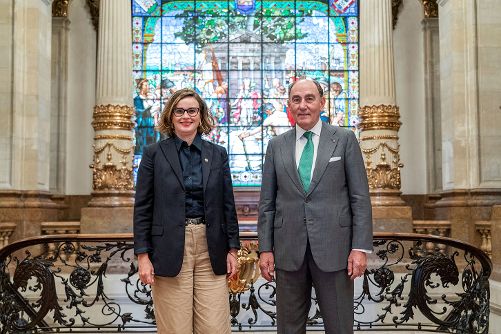 Ignacio Galán, presidente executivo da Iberdrola, com Elixabete Etxanobe, deputada geral de Bizkaia.
