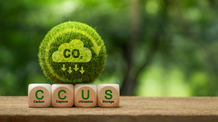 CCUS captura el dióxido de carbono antes de que se libere a la atmósfera y lo utiliza en diferentes usos o almacena en depósitos subterráneos profundos.