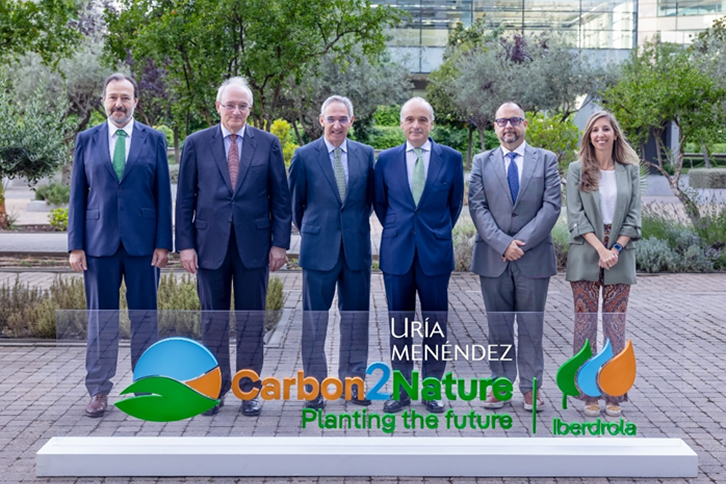 De izquierda a derecha, Agustín Delgado, director de Tecnología de Iberdrola; Jesús Remón, socio presidente de Uría Menéndez; Salvador Sánchez-Terán, socio director de Uría Menéndez; Santiago Martínez Garrido, secretario general y del Consejo de Iberdrola; Miguel Ángel García Tamargo, director de Carbon2Nature; y Araceli de Carlos, directora de negocio de Carbon2Nature