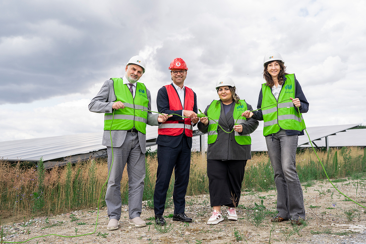De izquierda a derecha: Holger Vogel, alcalde Boldekow; Michael Jungwirth, Miembro del cpomié ejecutivo de Vodafone Germany; Nigar Gurbanli, Responsable de estructuración de Iberdrola Deutschland; y Consuelo Morales Gomez, Responsable de eólica terrestre de Iberdrola Deutschland.