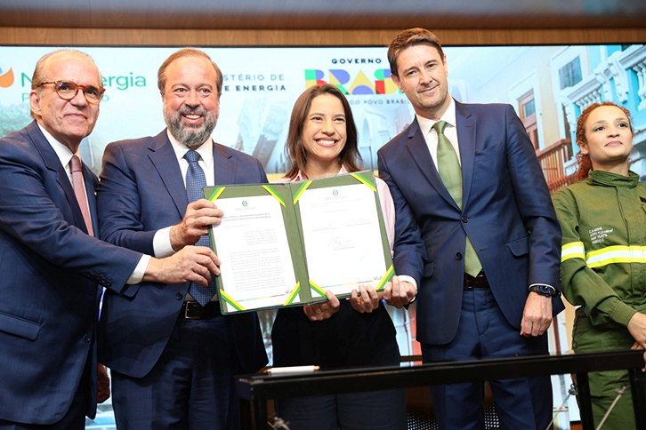 Ceremony to formalise the terms of the contract in Brasilia, attended by the Minister of Mines and Energy, Alexandre Silveira, the CEO of Neoenergia, Eduardo Capelastegui, and the CEO of Neoenergia Pernambuco, Saulo Cabral.