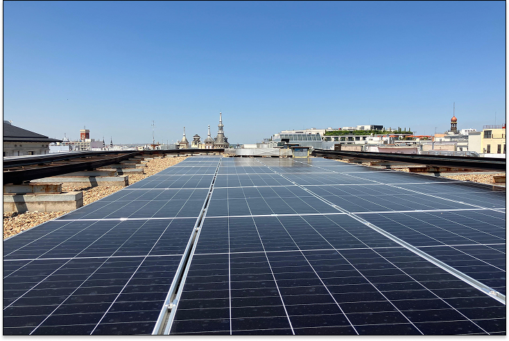 Placas solares instaladas no telhado do Congresso dos Deputados em Madri, Espanha.