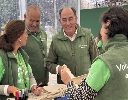 El presidente de Iberdrola, Ignacio Galán, junto a voluntarios de la compañía