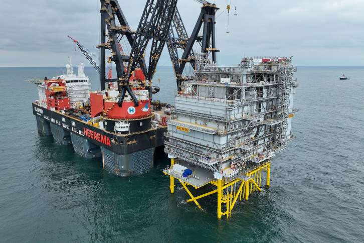 Iberdrola installs the converter station for its East Anglia THREE offshore wind farm