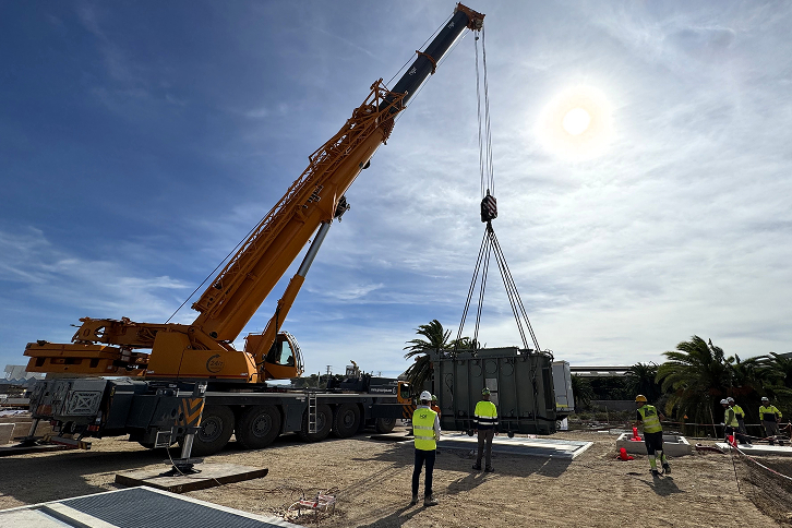 Installation work on a new transformer at the Llanos de Quart substation (Plan il·lumina)