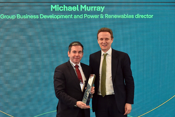 Pedro Azagra, CEO of Iberdrola Group, presents the Special Supplier of the Year Award to its British partner KIRBY.