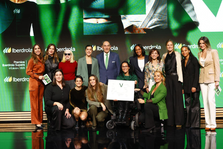 El presidente de Iberdrola, Ignacio Galán, junto con las embajadoras.
