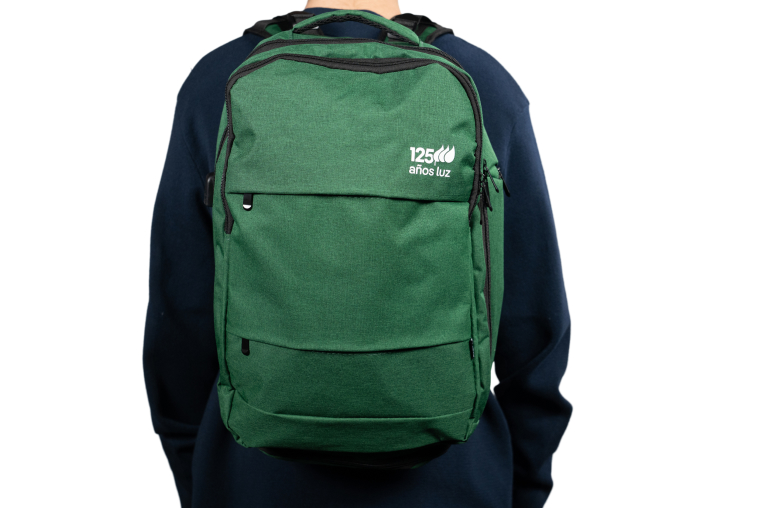 Mochila-bolsa de viaje de color verde con el logo de Iberdrola 125 aniversario