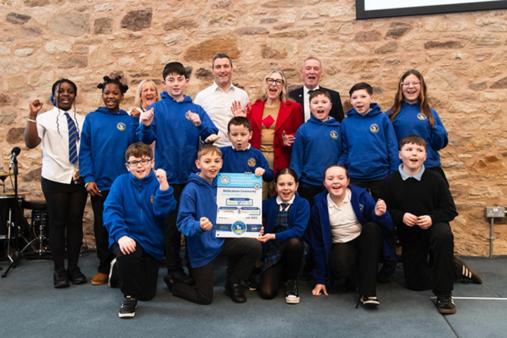 Grupo de alunos da escola de Wallacetown, na Escócia.