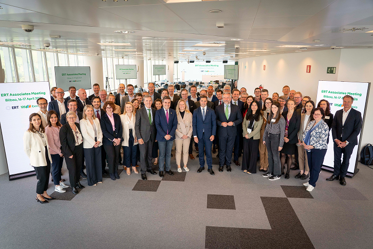 Foto de grupo dos participantes do evento da ERT na sede do Grupo Iberdrola