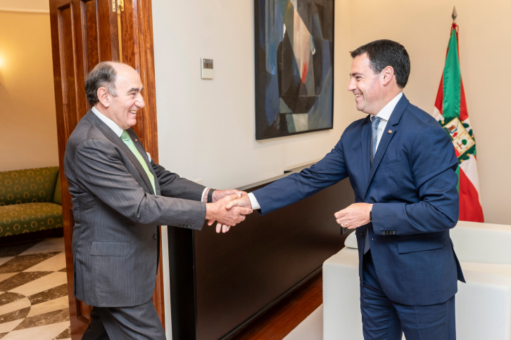 El presidente ejecutivo de Iberdrola, Ignacio Galán, y el lehendakari, Imanol Pradales.