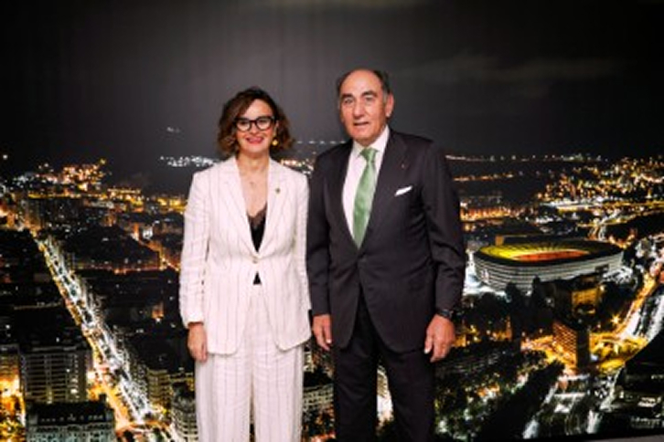 O presidente executivo da Iberdrola, Ignacio Galán, e a deputada geral de Biskaiá, Elixabete Etxanobe, se reúnem na Torre Iberdrola