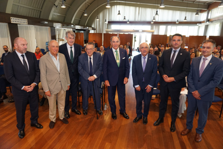 Acto de entrega de la Medalla de Oro de los Cursos de la Granda.