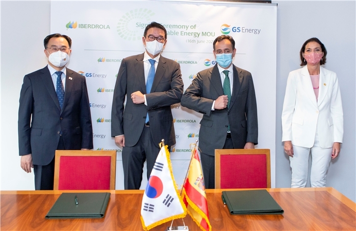 Moon Sungwook, ministro de Comercio, Industria y Energía de Corea del Sur;  Huh Yongsoo, CEO de GS Energy: Xabier Viteri, director de Renovables de Iberdrola y Reyes Maroto, la ministra de Industria, Comercio y Turismo