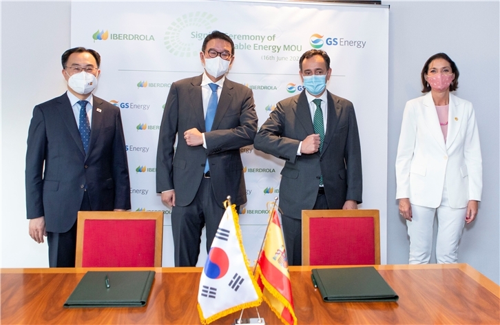 Moon Sungwook, ministro de Comercio, Industria y Energía de Corea del Sur;  Huh Yongsoo, CEO de GS Energy: Xabier Viteri, director de Renovables de Iberdrola y Reyes Maroto, la ministra de Industria, Comercio y Turismo