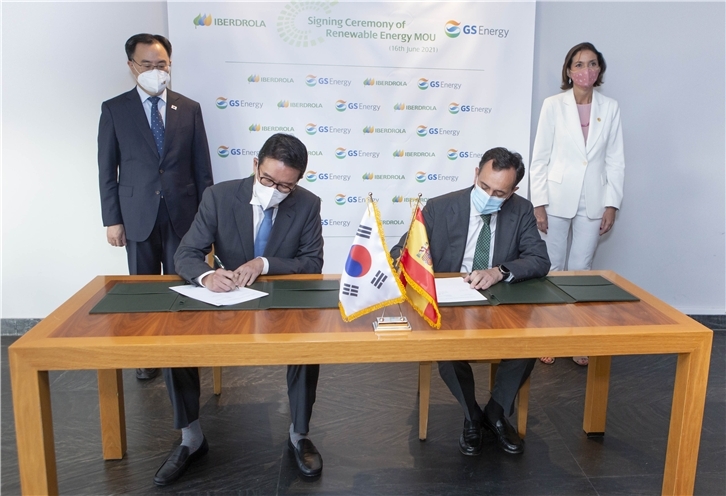 Moon Sungwook, ministro de Comercio, Industria y Energía de Corea del Sur;  Huh Yongsoo, CEO de GS Energy: Xabier Viteri, director de Renovables de Iberdrola y Reyes Maroto, la ministra de Industria, Comercio y Turismo