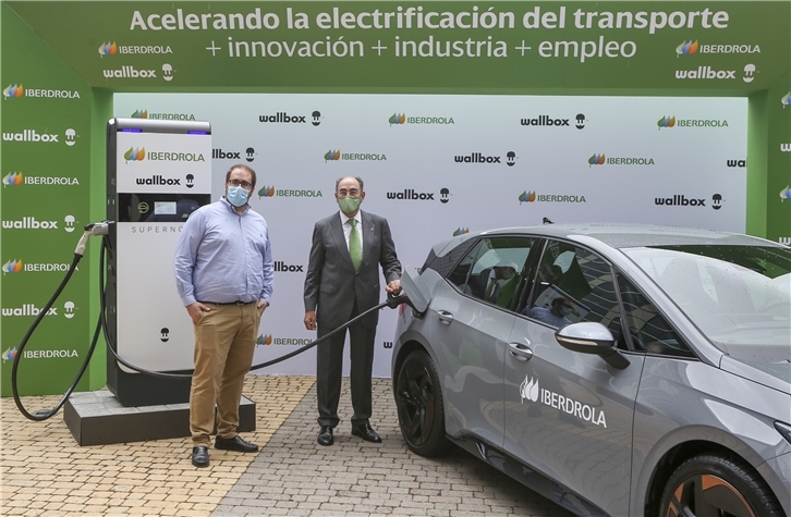 Ignacio Galán, presidente de Iberdrola, y Enric Asunción, CEO de Wallbox, con un Supernova, cargando un CUPRA Born de SEAT