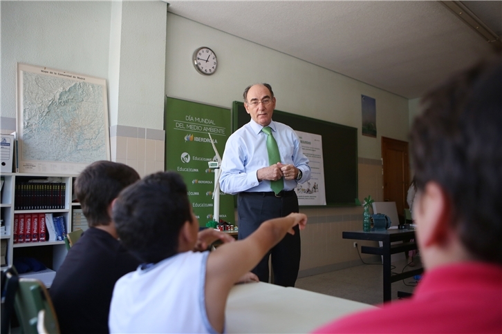 Ignacio Galán, presidente del grupo Iberdrola, con algunos de los beneficiarios del programa