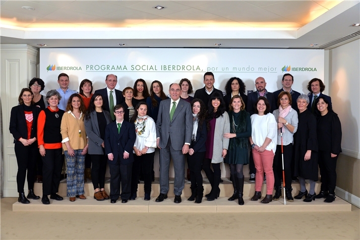 Ignacio Galán, presidente del grupo Iberdrola, con algunos de los beneficiarios del programa