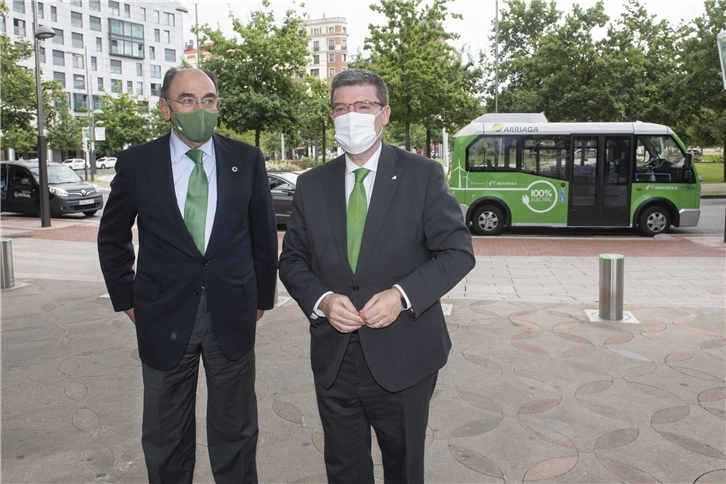 El presidente de Iberdrola, Ignacio Galán, y el alcalde de Bilbao, Juan Mari Aburto, durante su encuentro en la Torre Iberdrola en Bilbao